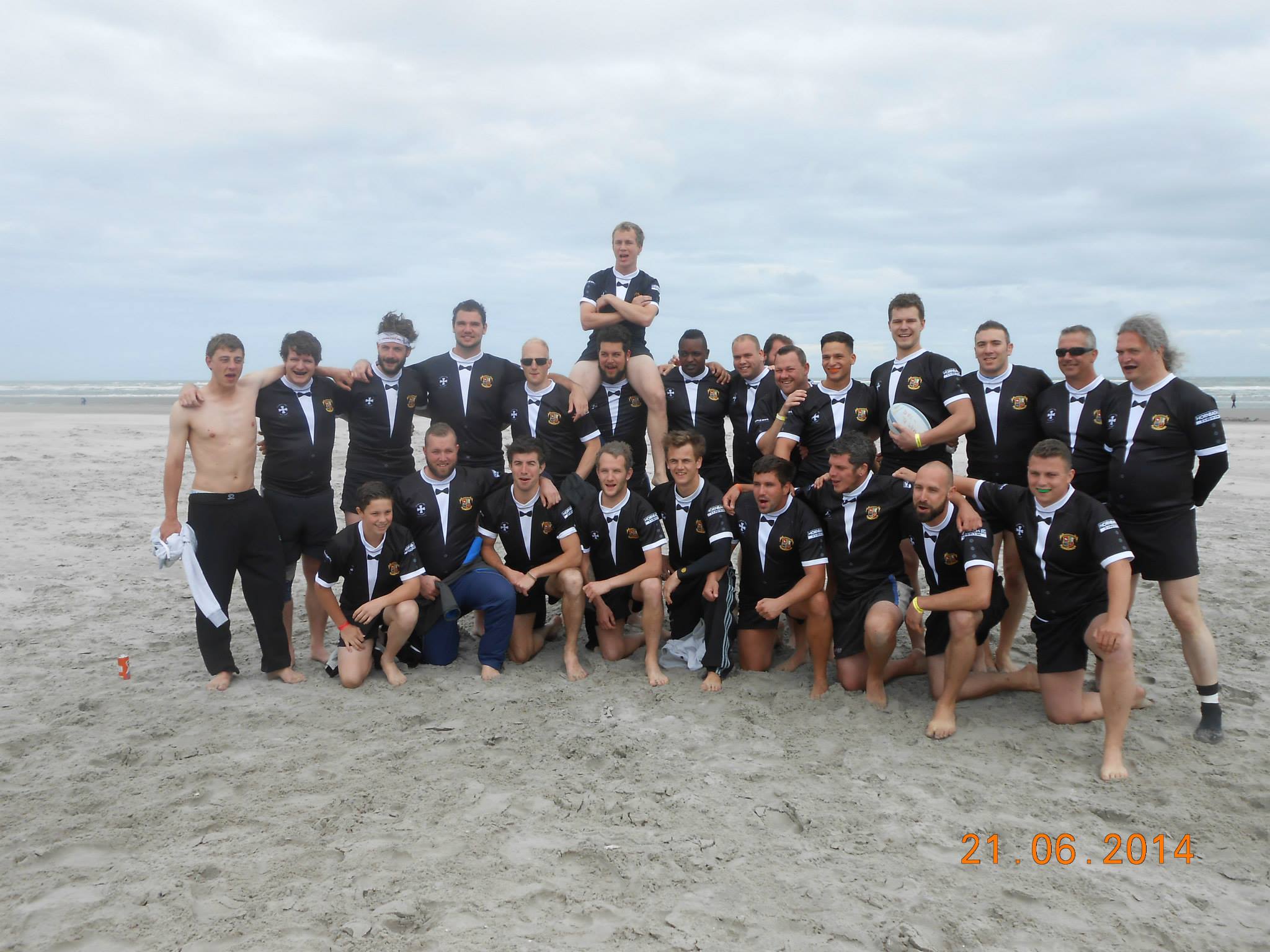 Team in kleurrijke shirts
